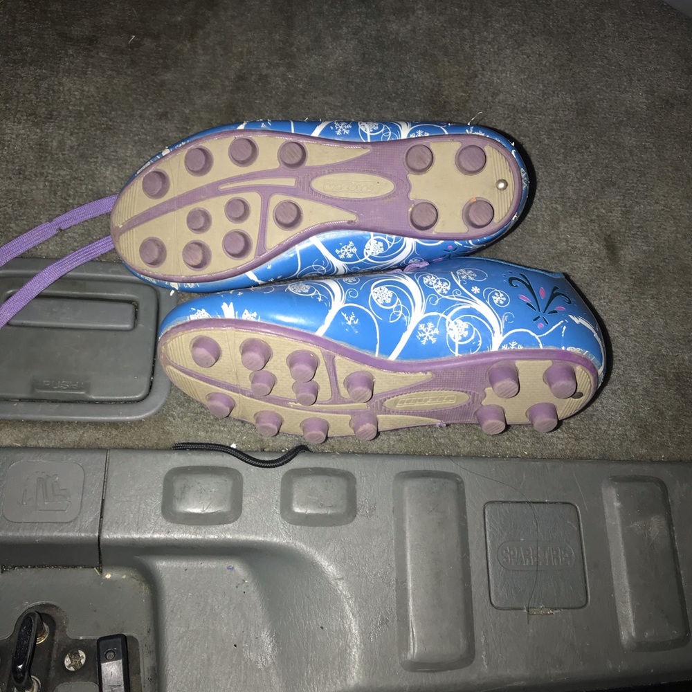 Soccer cleats - Picture 2 of 3